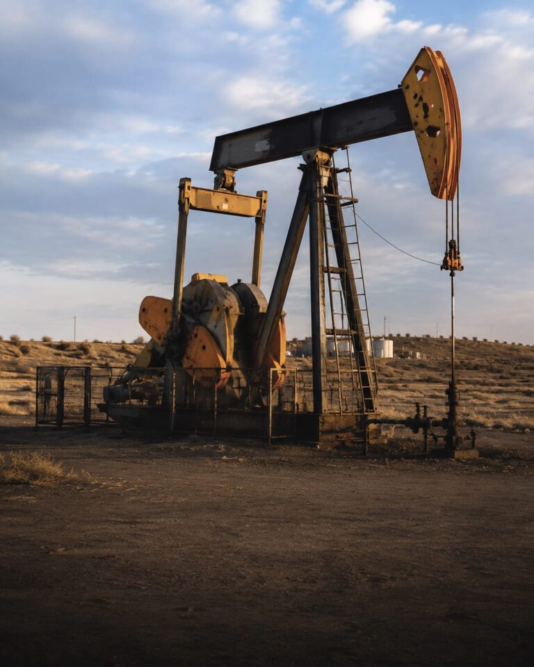 Petrol sahasında bir petrol pompası